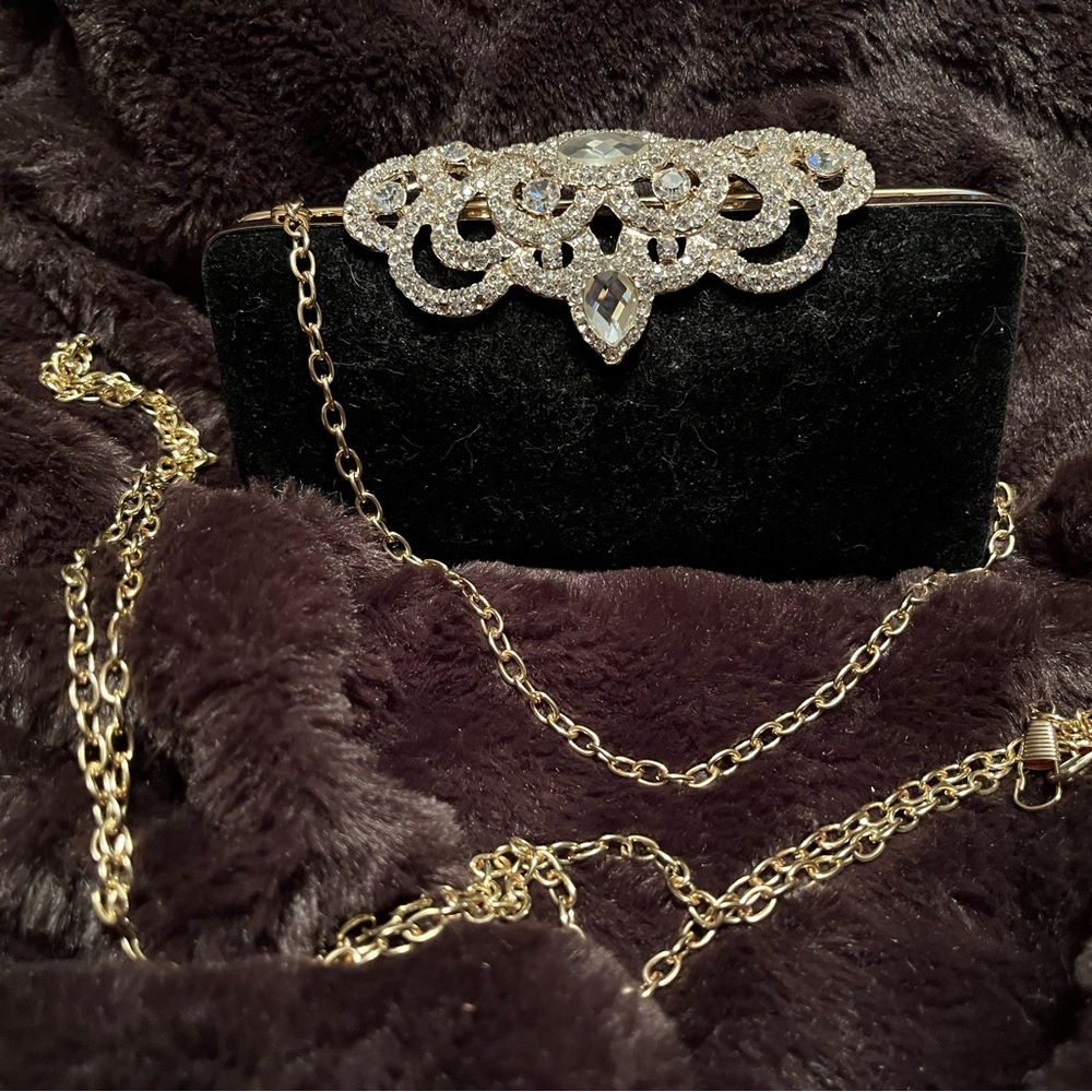 ABSOLUTELY GORGEOUS NWOT black velvet with diamond rhinestones clutch Perfect 🌹
